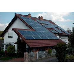 Установка системы переработки солнечной энергии на крыше
